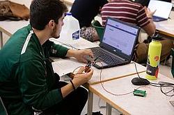 计算机工程专业学生编写印刷电路板程序.